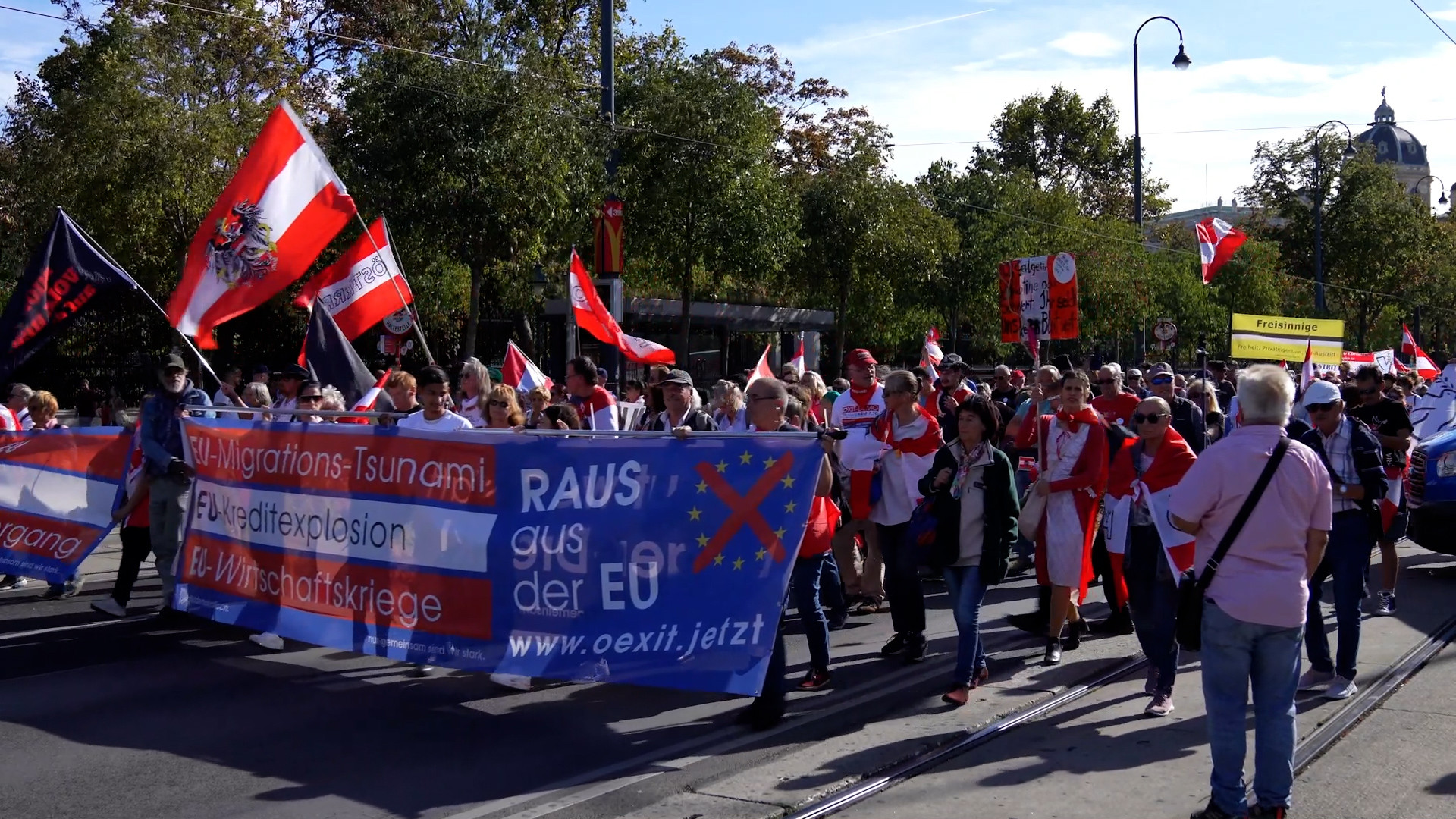 Anti-EU-Demo in Wien: Österreicher haben von Brüssel die Nase voll – und fordern Austritt