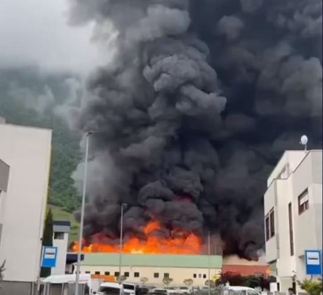 Bozen: Jetzt brennt auch eine Ladesäulen-Fabrik  🤦‍♀️