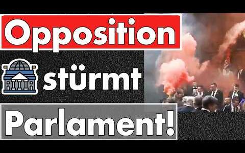 Rauchbomben, Verletzte & Tumulte im Parlament! Nicht wegen Sondervermögen – sondern Serbien & Vučić!