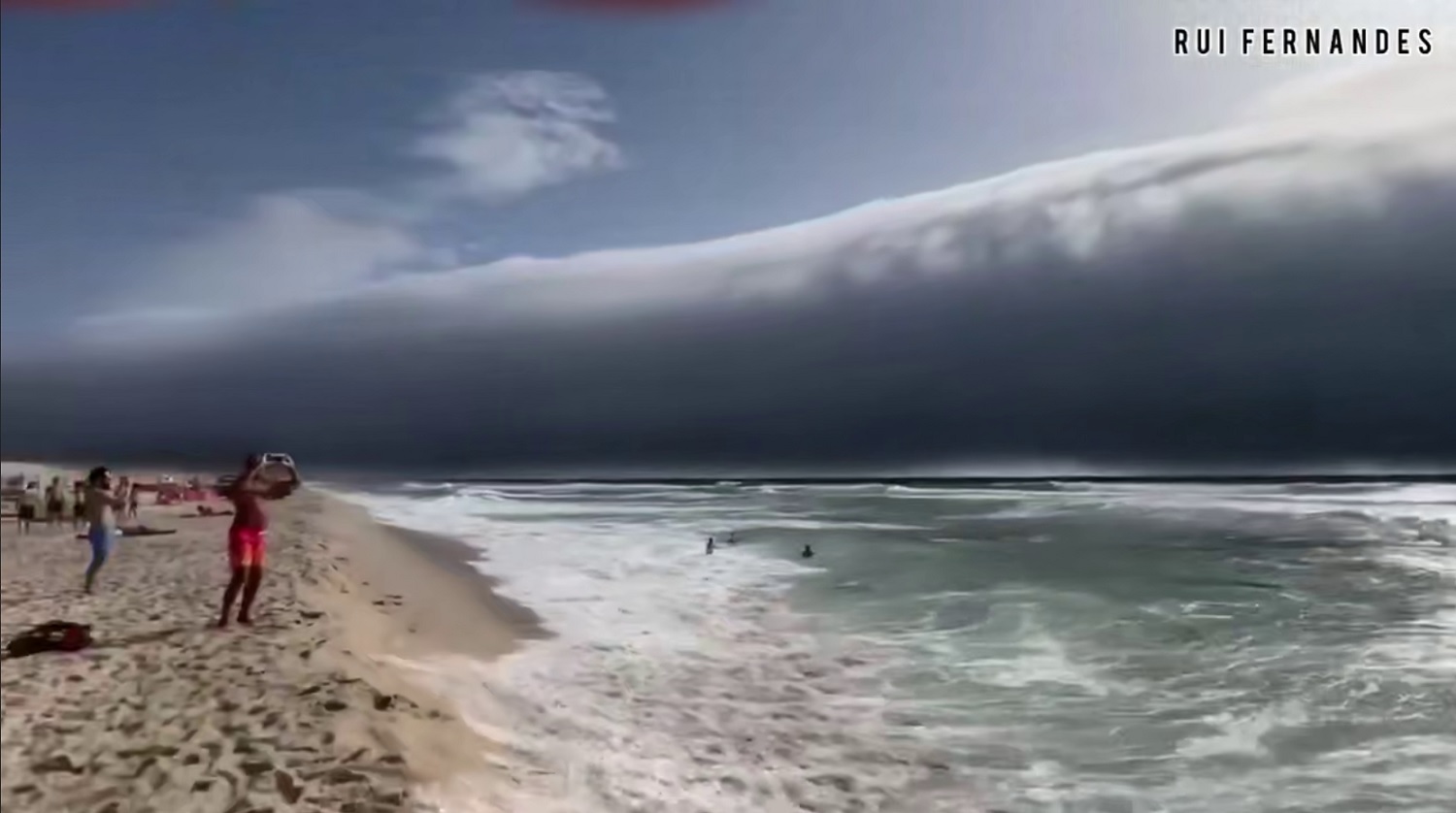 Eine seltene tsunamiähnliche „Rollwolke“ wurde am Strand in Portugal gesichtet