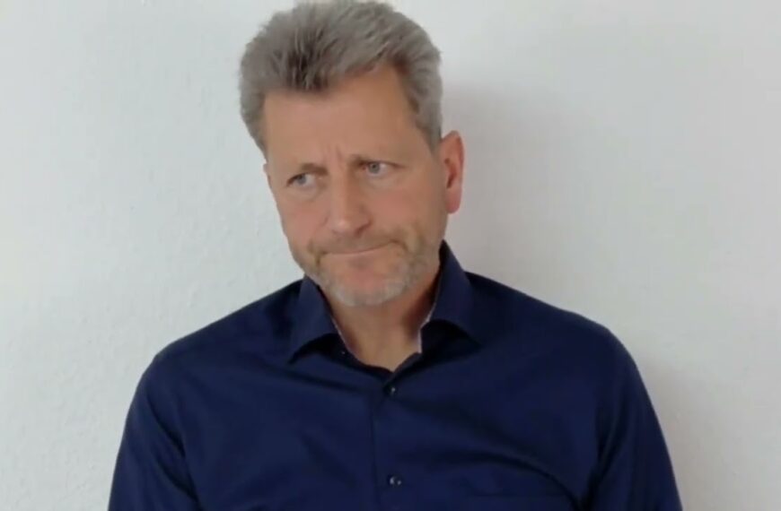 Arne Schmitt zeigt Richter an – Schöffe flieht vor Personalienfeststellung