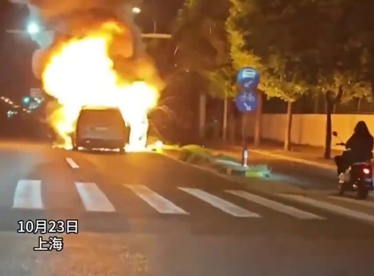 Mehr über den Artikel erfahren E-Auto: Plötzlich ein „Verbrenner“…🤣