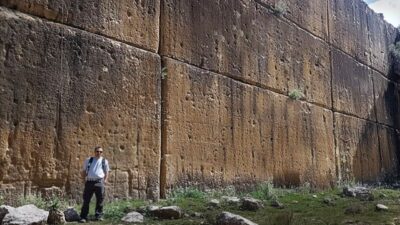 Mehr über den Artikel erfahren Baalbek: Das Rätsel der 1.000-Tonnen-Steine