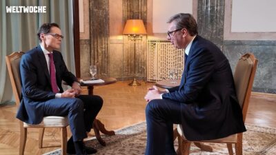 Mehr über den Artikel erfahren Sabotiert die EU einen Frieden in der Ukraine? Serbiens Präsident Vučić über die verrückte Weltlage