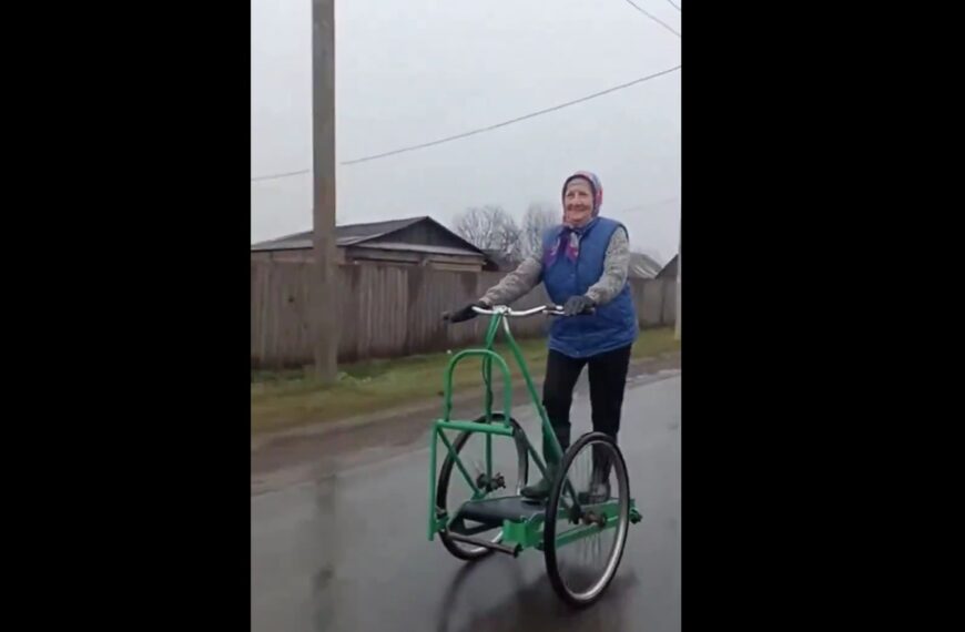 Russische Oma auf genialer „Lauf-Drahtesel“-Erfindung