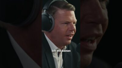 Mehr über den Artikel erfahren Für die einen ist Tom-Oliver Regenauer ein Schwurbler, für die anderen ein Aufklärer.